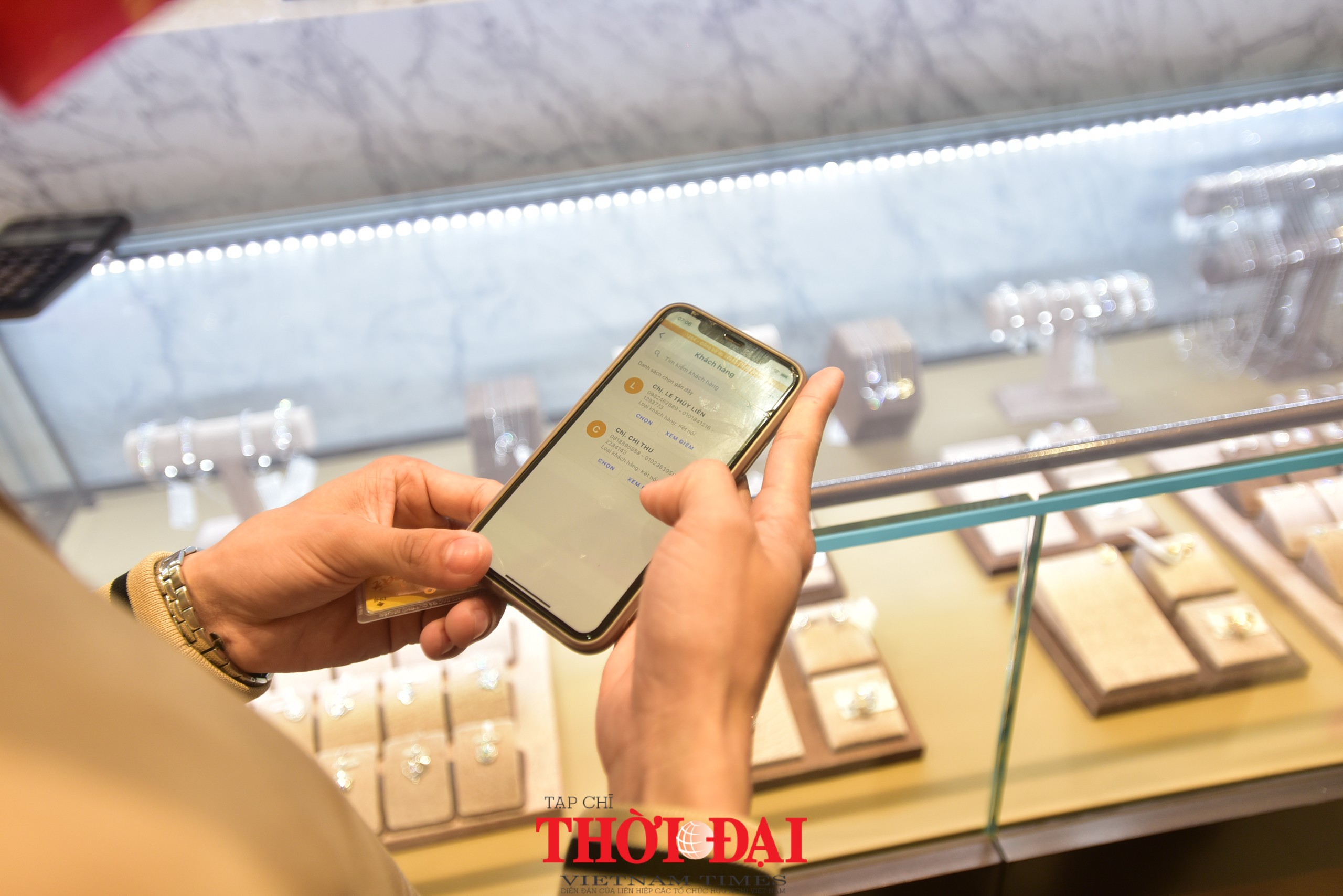 Giá vàng ngày vía thần tài: Nơi xê dịch liên tục, nơi bán giá bình ổn Giá vàng ngày vía thần tài: nơi bình ổn, nơi biến động