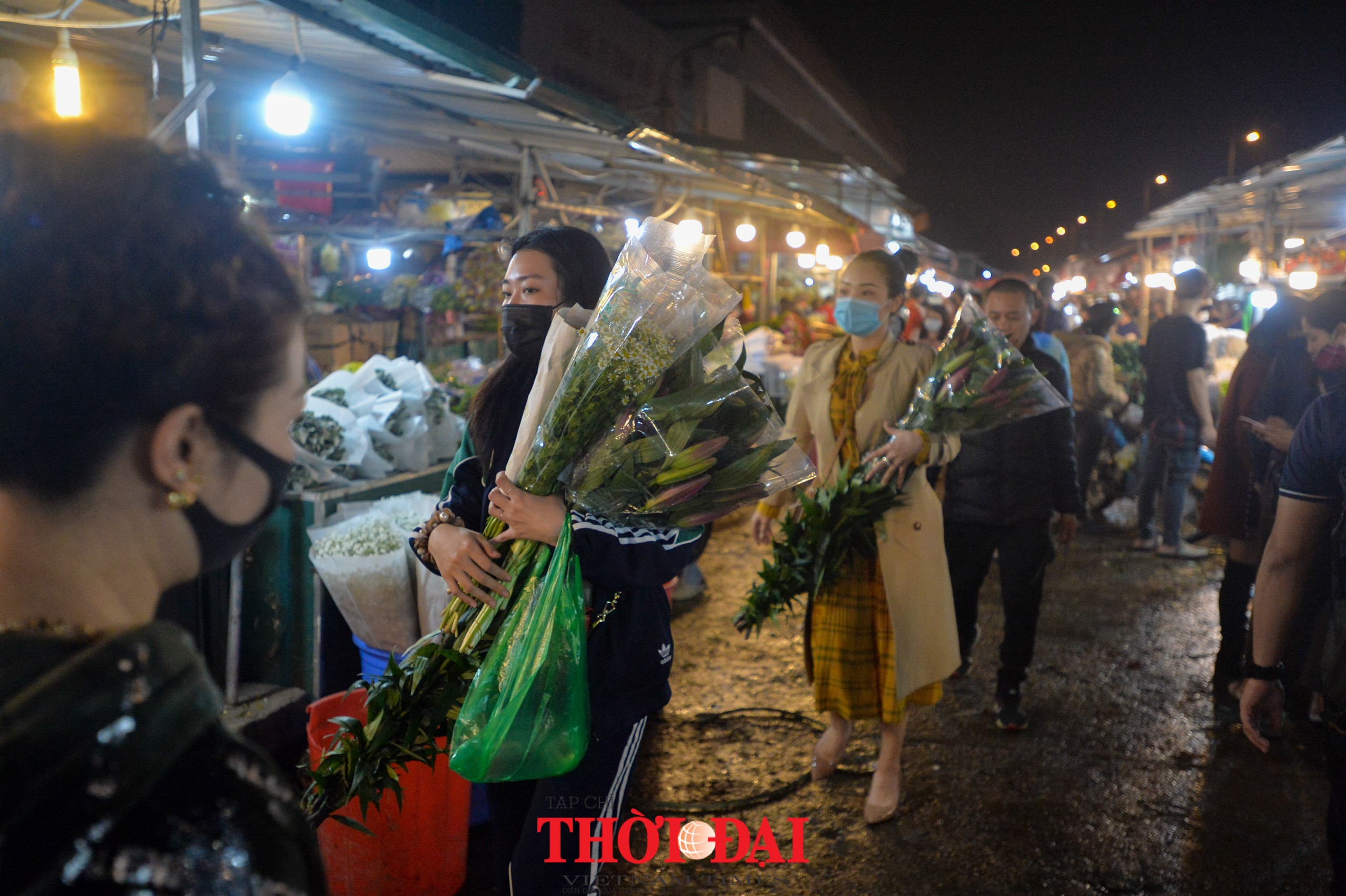 Chợ hoa Quảng An nhộn nhịp đêm trước ngày lễ Tình nhân Chợ hoa Quảng An nhộn nhịp đêm trước ngày lễ Tình nhân