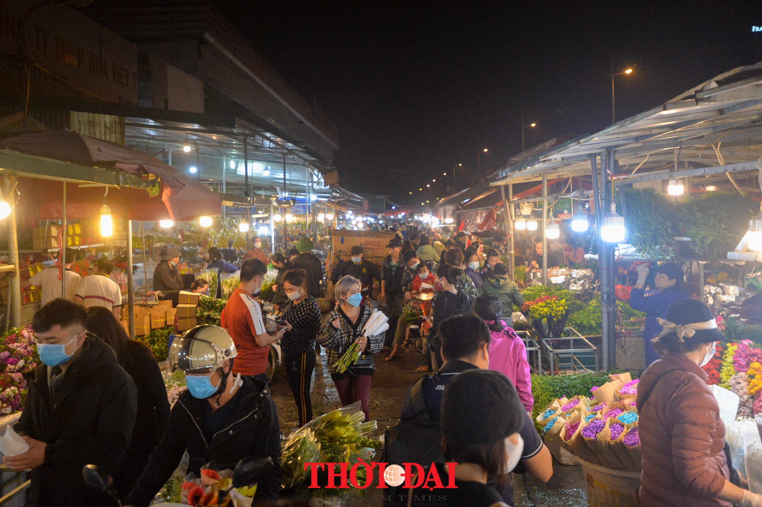 Chợ hoa Quảng An nhộn nhịp đêm trước ngày lễ Tình nhân