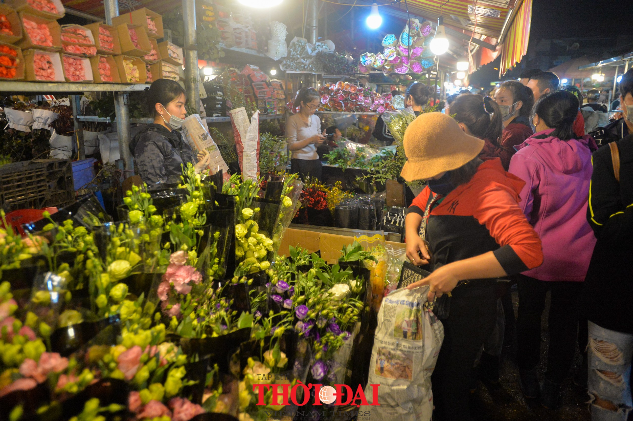 Chợ hoa Quảng An nhộn nhịp đêm trước ngày lễ Tình nhân Chợ hoa Quảng An nhộn nhịp đêm trước ngày lễ Tình nhân