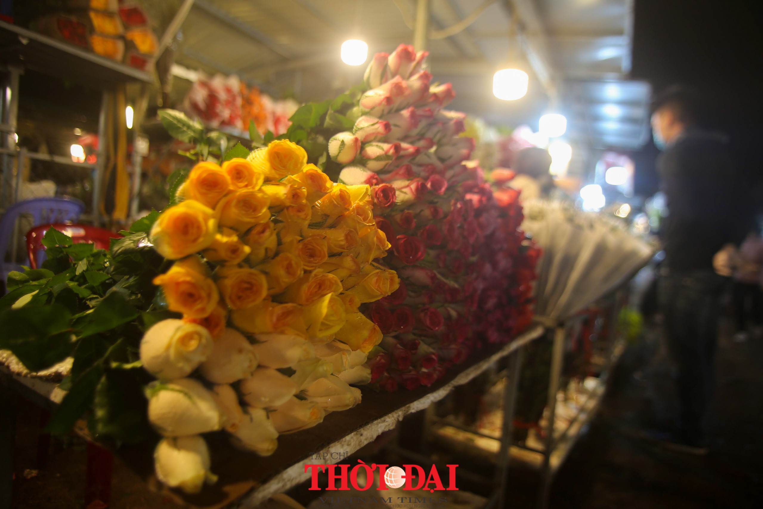 Chợ hoa Quảng An nhộn nhịp đêm trước ngày lễ Tình nhân Chợ hoa Quảng An nhộn nhịp đêm trước ngày lễ Tình nhân