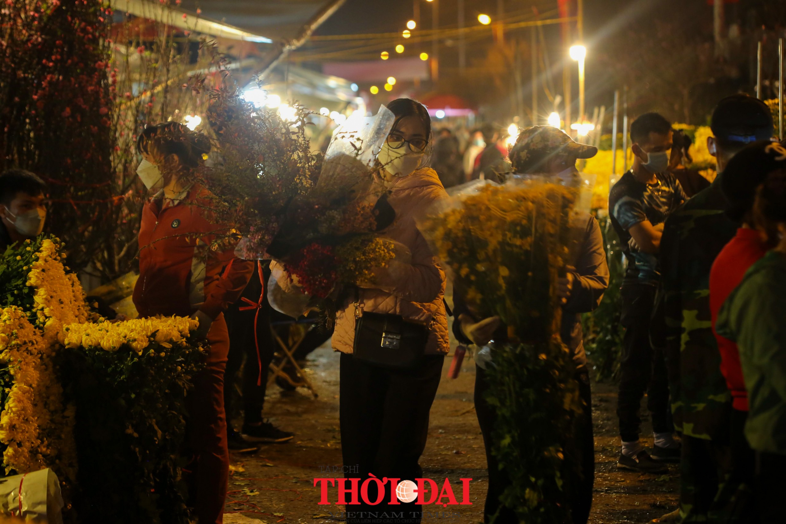 Chợ hoa Quảng An nhộn nhịp đêm trước ngày lễ Tình nhân Chợ hoa Quảng An nhộn nhịp đêm trước ngày lễ Tình nhân