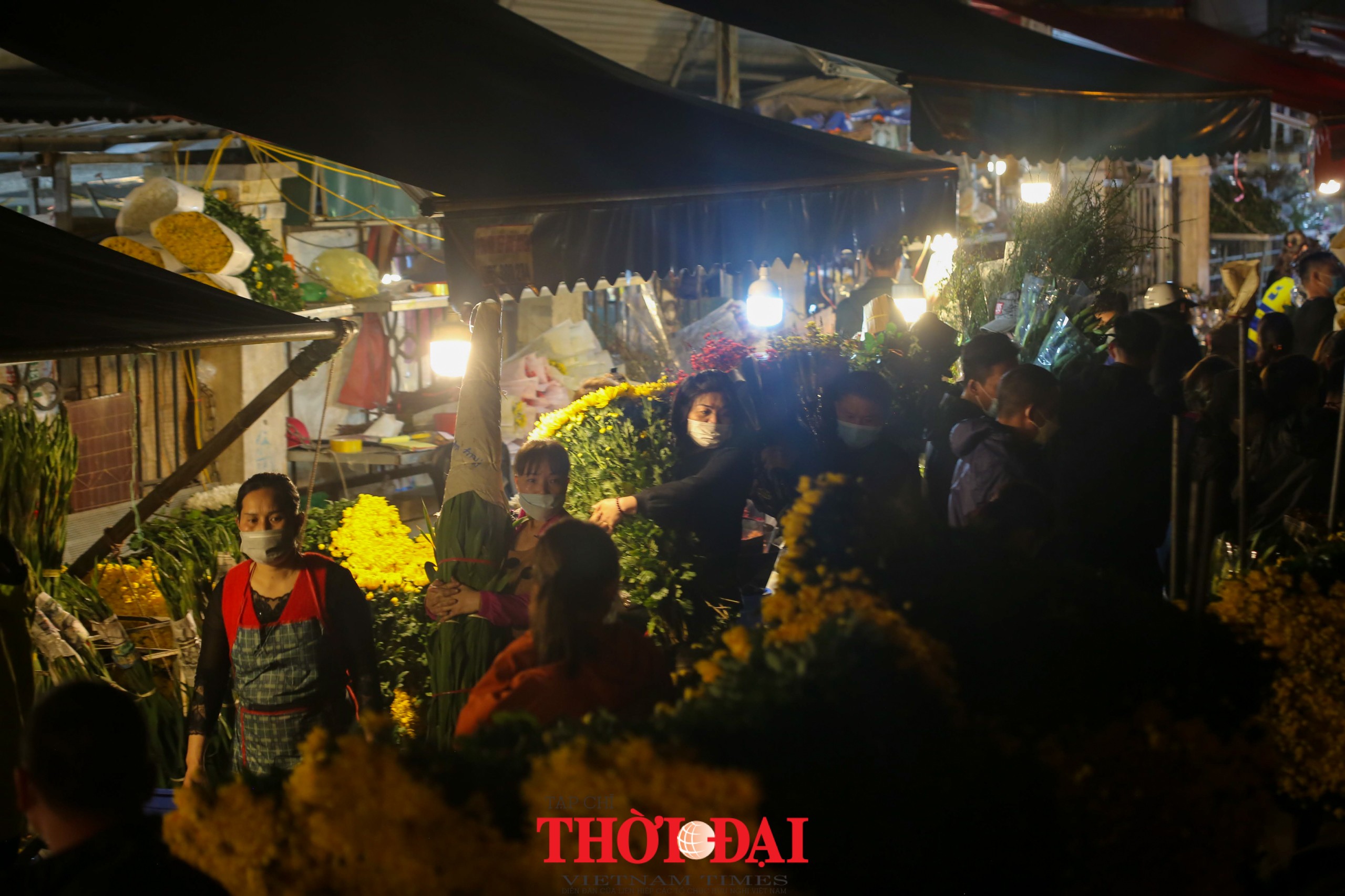 Chợ hoa Quảng An nhộn nhịp đêm trước ngày lễ Tình nhân Chợ hoa Quảng An nhộn nhịp đêm trước ngày lễ Tình nhân