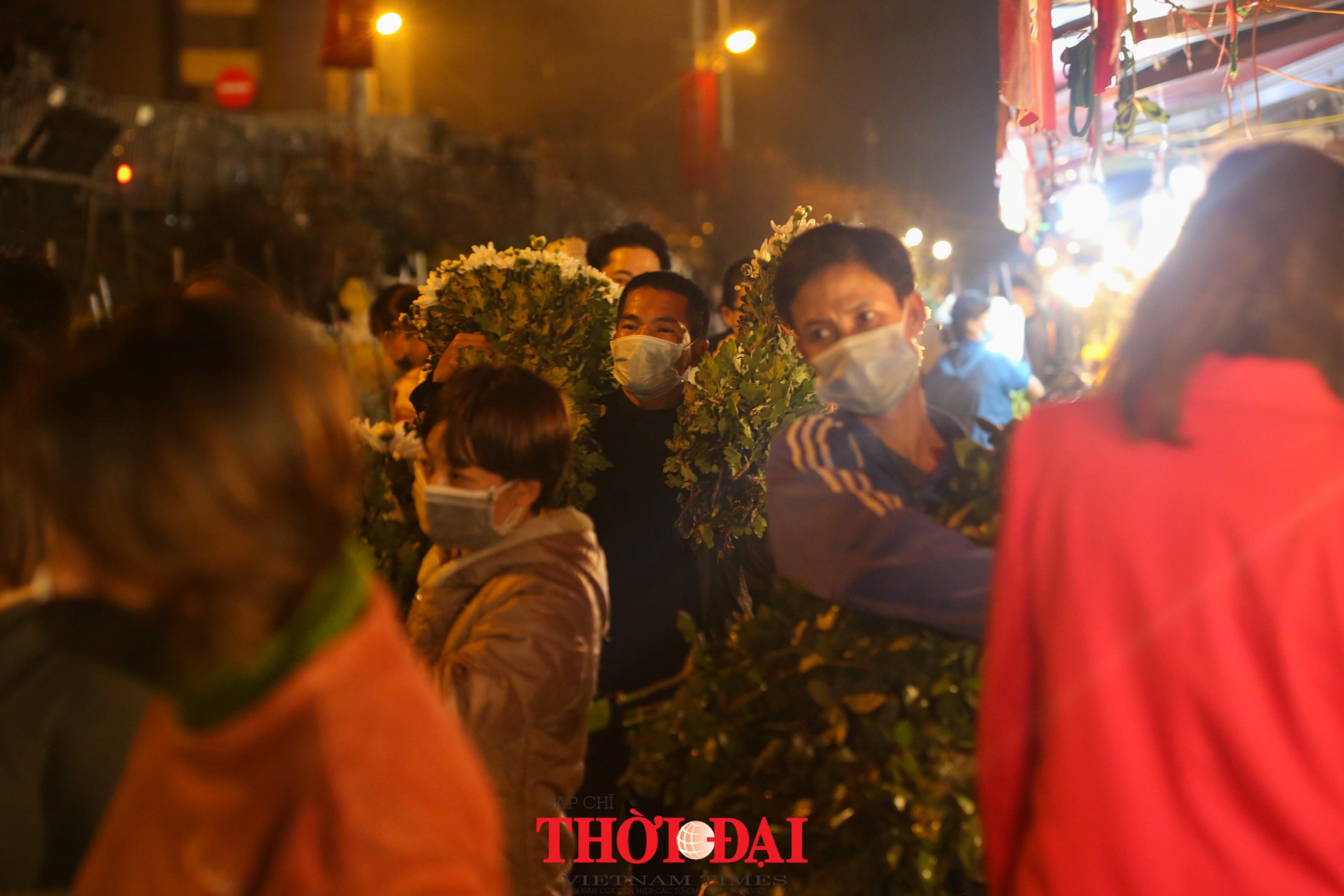 Chợ hoa Quảng An nhộn nhịp đêm trước ngày lễ Tình nhân Chợ hoa Quảng An nhộn nhịp đêm trước ngày lễ Tình nhân