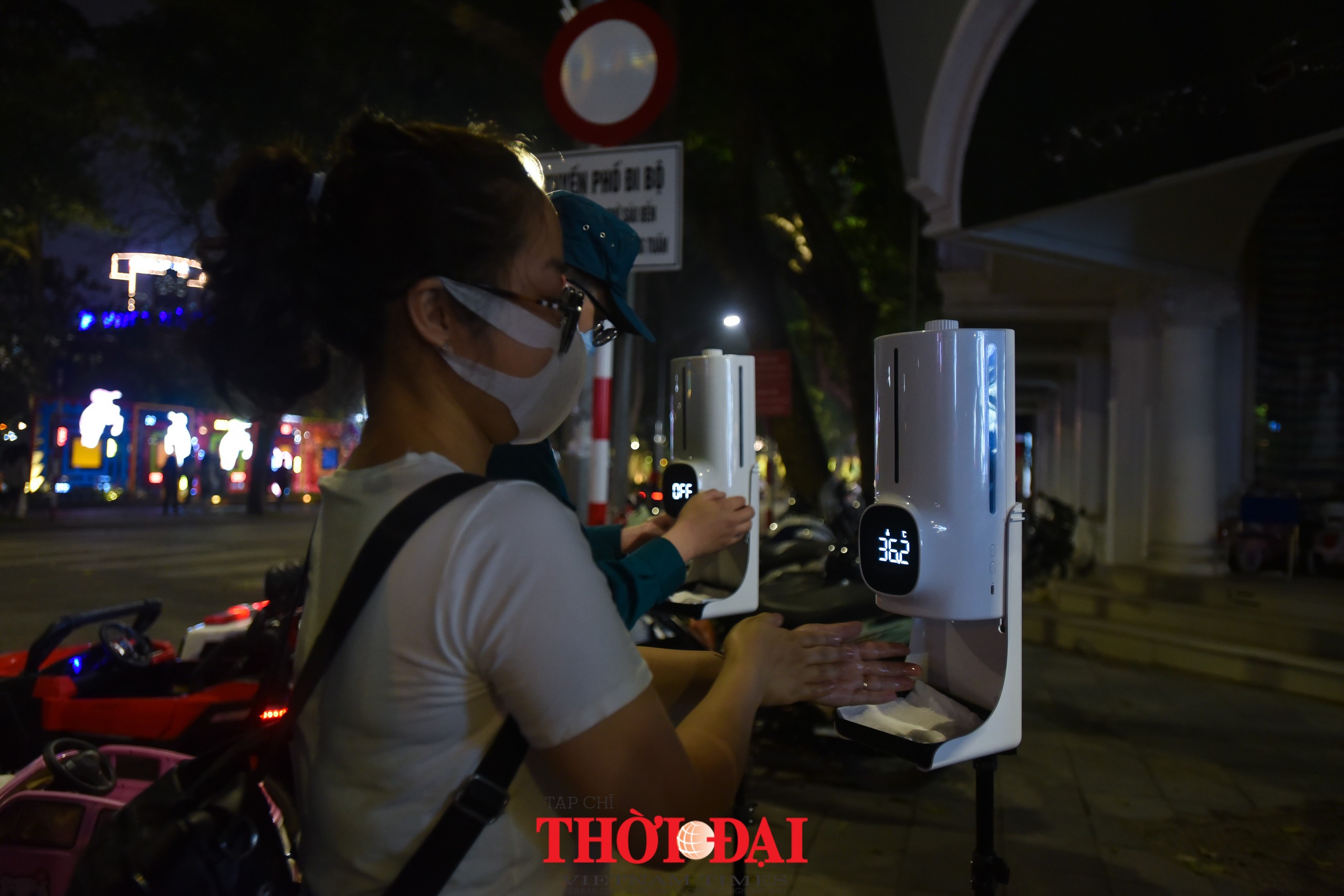Du khách hứng khởi trở lại phố đi bộ Hồ Gươm sau một năm Du khách hứng khởi trở lại phố đi bộ Hồ Gươm sau một năm