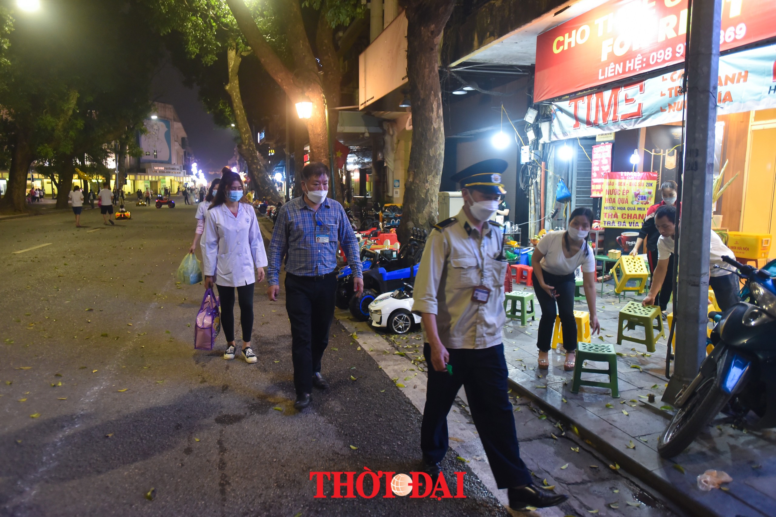 Du khách hứng khởi trở lại phố đi bộ Hồ Gươm sau một năm Du khách hứng khởi trở lại phố đi bộ Hồ Gươm sau một năm