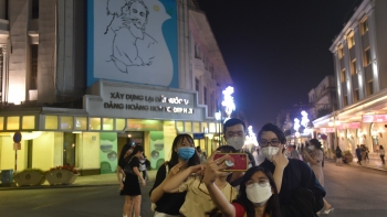 du khach hung khoi tro lai pho di bo ho guom sau mot nam dong bang