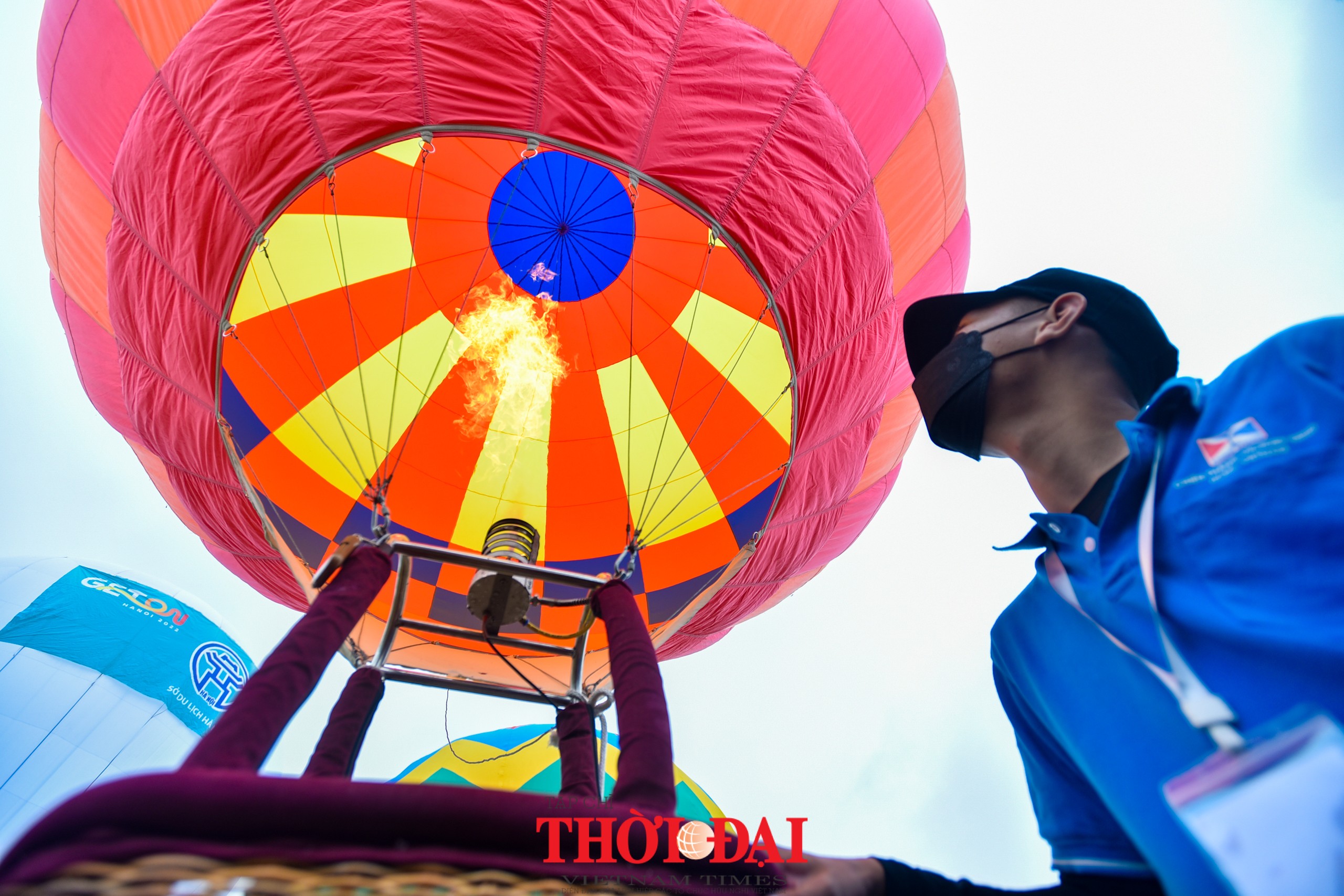 Cận cảnh dàn khinh khí cầu khổng lồ trên bầu trời Hà Nội Cận cảnh dàn khinh khí cầu khổng lồ trên bầu trời Hà Nội