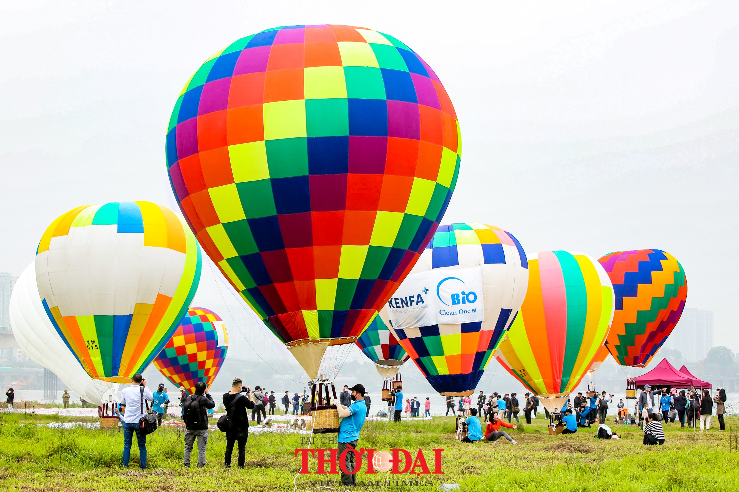 Cận cảnh dàn khinh khí cầu khổng lồ trên bầu trời Hà Nội Cận cảnh dàn khinh khí cầu khổng lồ trên bầu trời Hà Nội