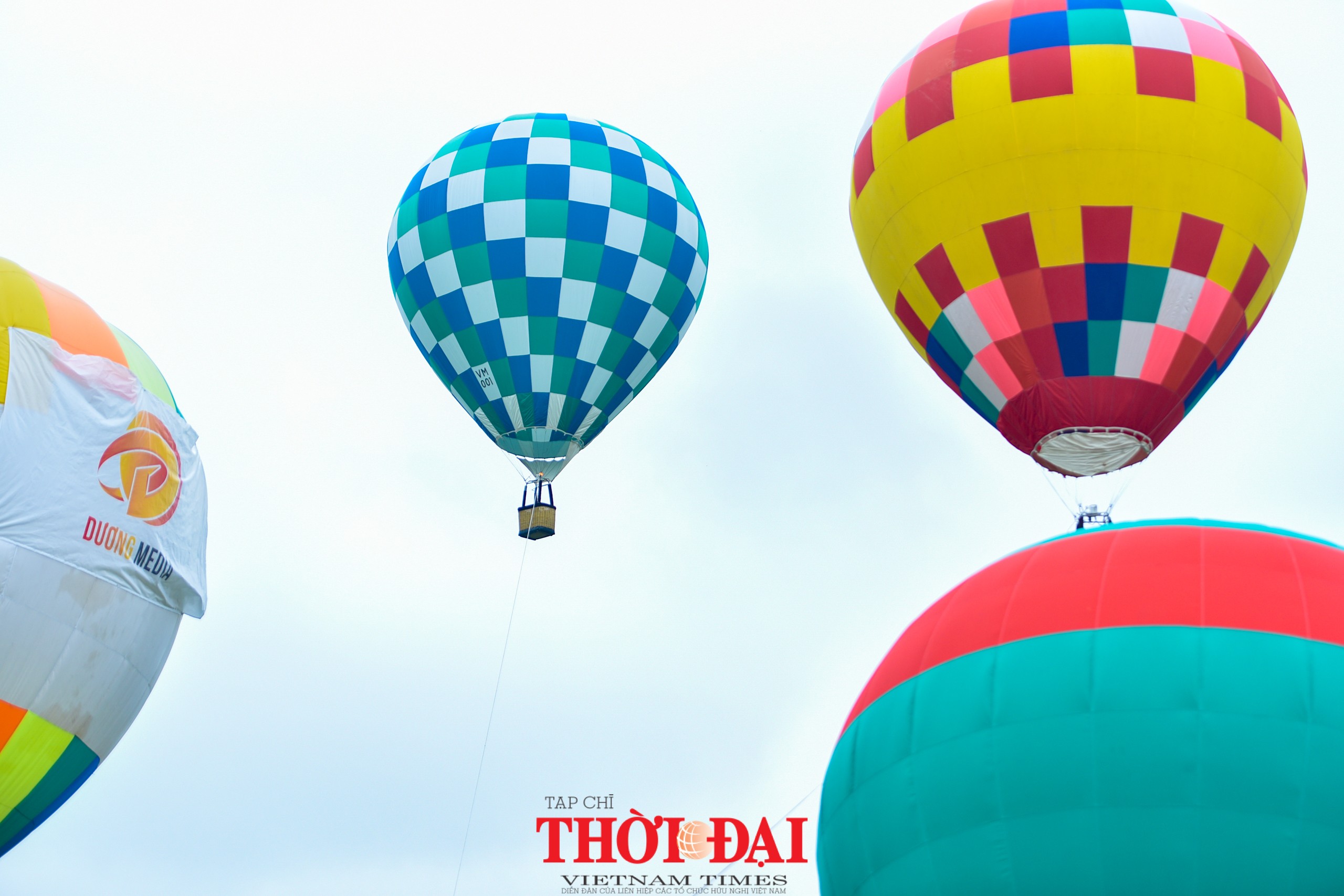 Cận cảnh dàn khinh khí cầu khổng lồ trên bầu trời Hà Nội Cận cảnh dàn khinh khí cầu khổng lồ trên bầu trời Hà Nội