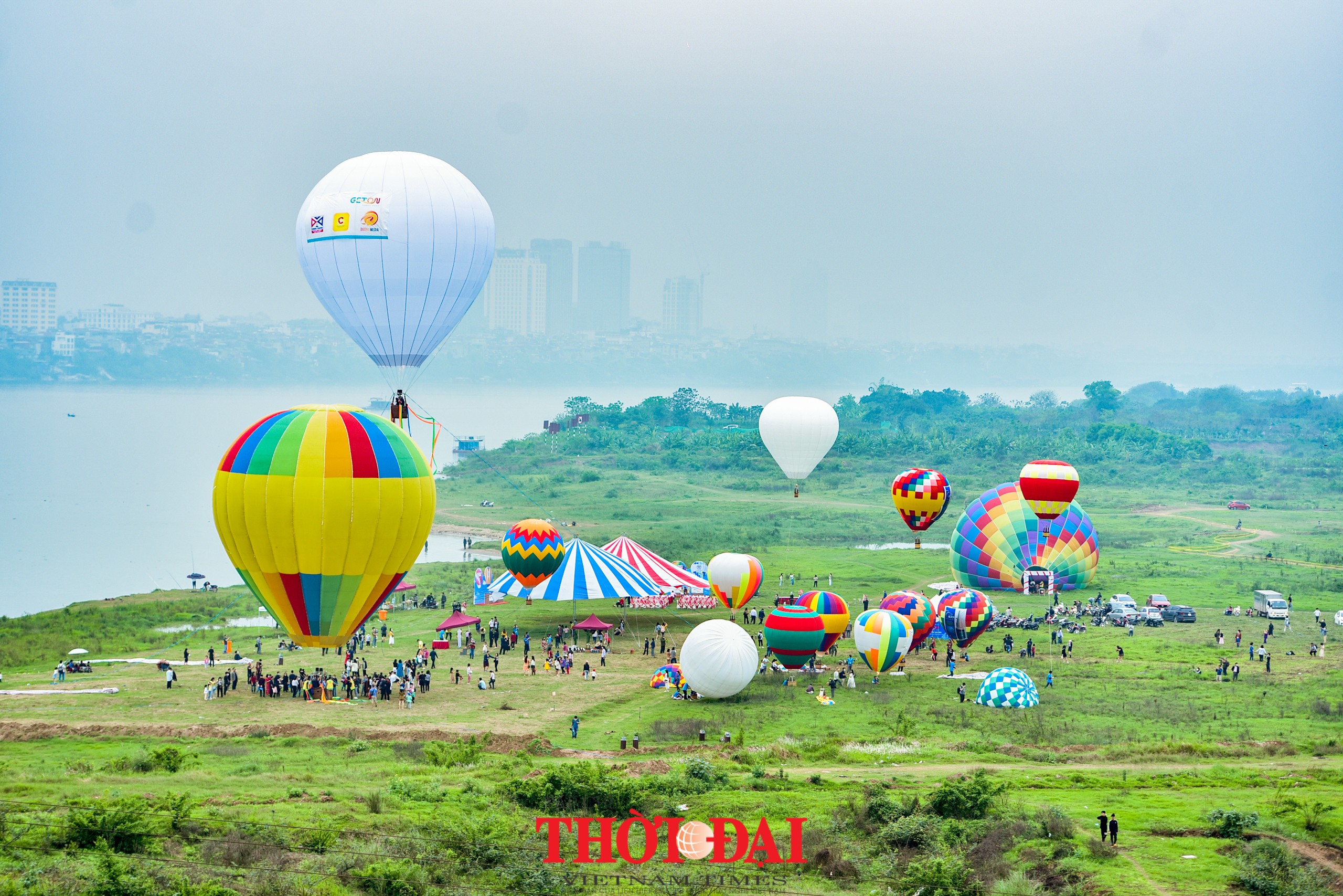 Cận cảnh dàn khinh khí cầu khổng lồ trên bầu trời Hà Nội Cận cảnh dàn khinh khí cầu khổng lồ trên bầu trời Hà Nội