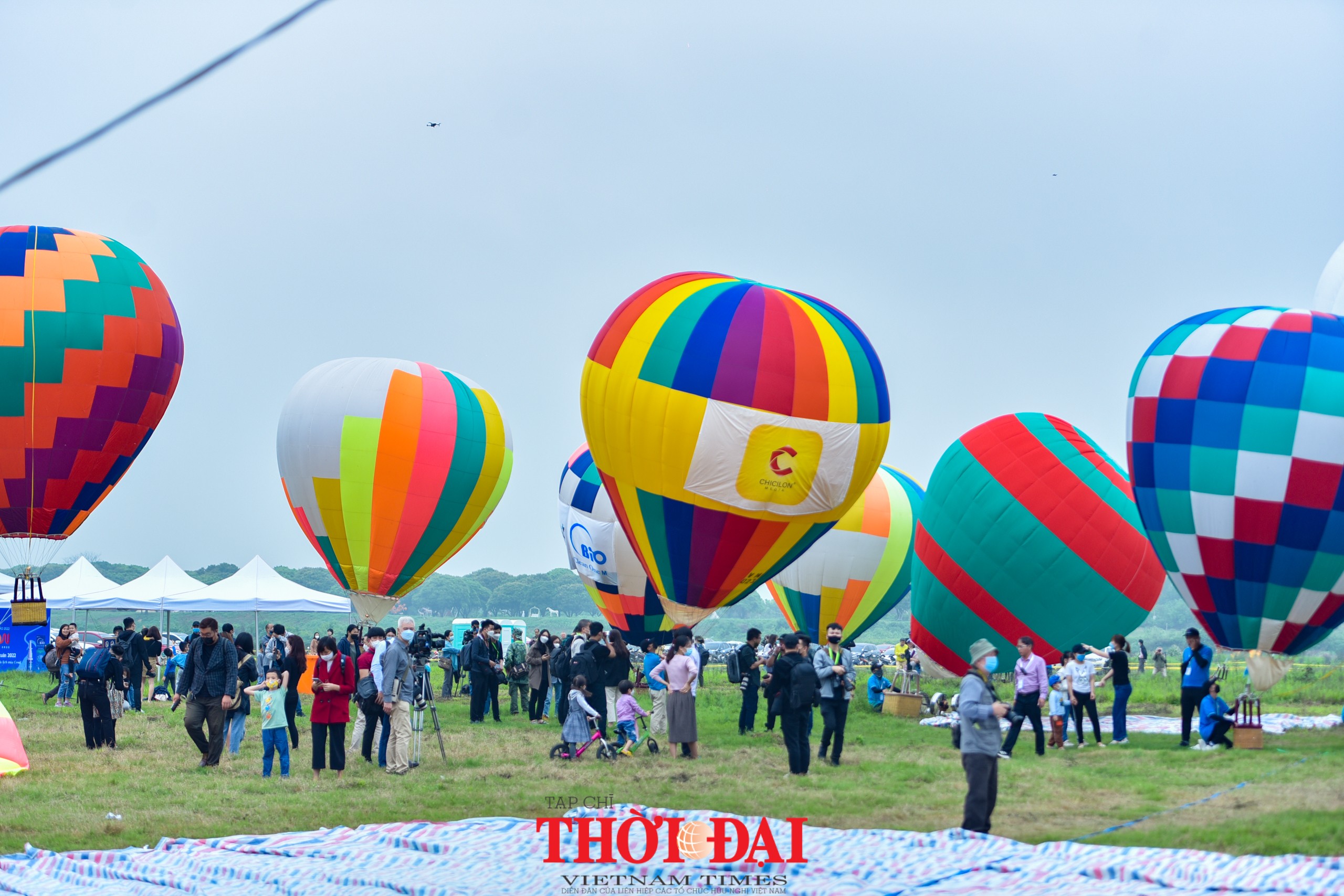 Cận cảnh dàn khinh khí cầu khổng lồ trên bầu trời Hà Nội Cận cảnh dàn khinh khí cầu khổng lồ trên bầu trời Hà Nội
