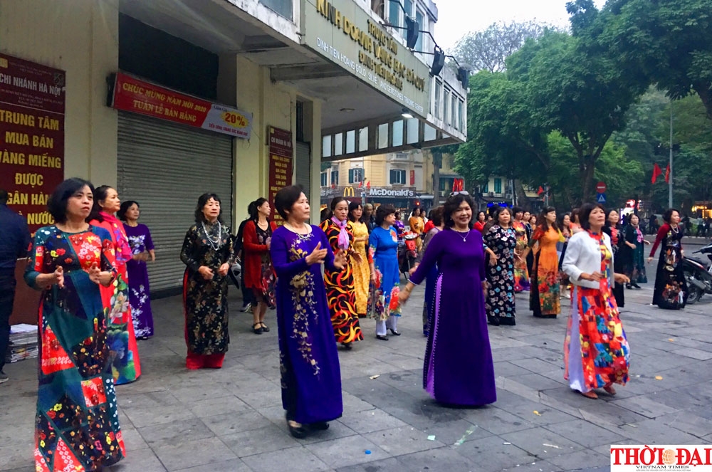 pho di bo ha noi ron rang khong khi tet trong sang ngay dau tien buoc vao thap nien moi
