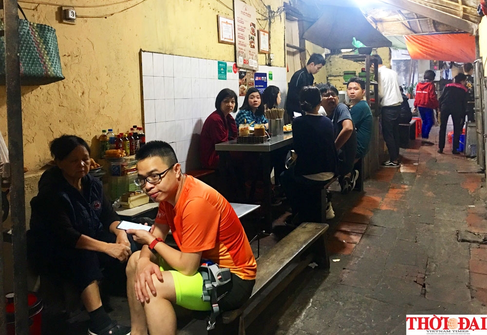 pho di bo ha noi ron rang khong khi tet trong sang ngay dau tien buoc vao thap nien moi