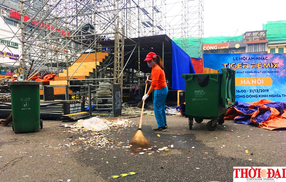pho di bo ha noi ron rang khong khi tet trong sang ngay dau tien buoc vao thap nien moi
