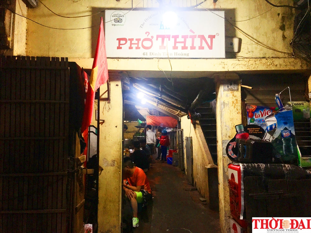 pho di bo ha noi ron rang khong khi tet trong sang ngay dau tien buoc vao thap nien moi