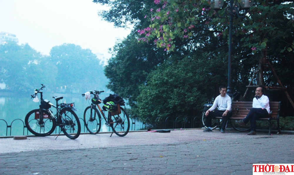 pho di bo ha noi ron rang khong khi tet trong sang ngay dau tien buoc vao thap nien moi