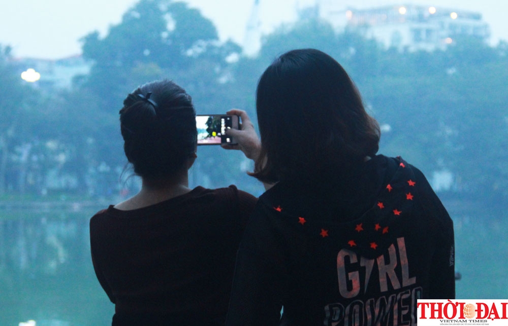 pho di bo ha noi ron rang khong khi tet trong sang ngay dau tien buoc vao thap nien moi