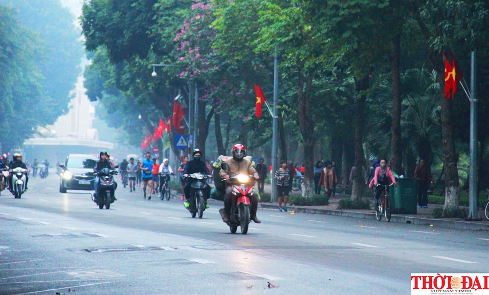 pho di bo ha noi ron rang khong khi tet trong sang ngay dau tien buoc vao thap nien moi