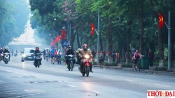 Phố đi bộ Hà Nội rộn ràng không khí Tết trong sáng ngày đầu tiên bước vào thập niên mới