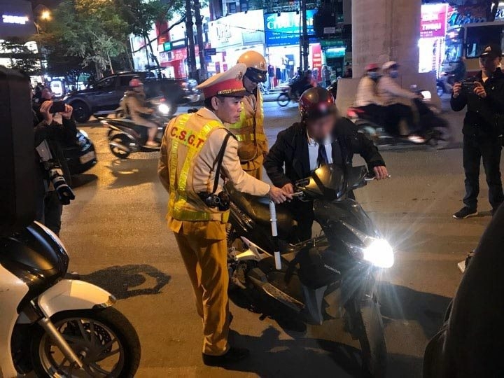 danh tinh nguoi mao danh vu truong bo giao duc khi bi yeu cau do nong do con