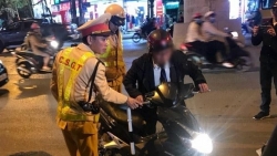 danh tinh nguoi mao danh vu truong bo giao duc khi bi yeu cau do nong do con