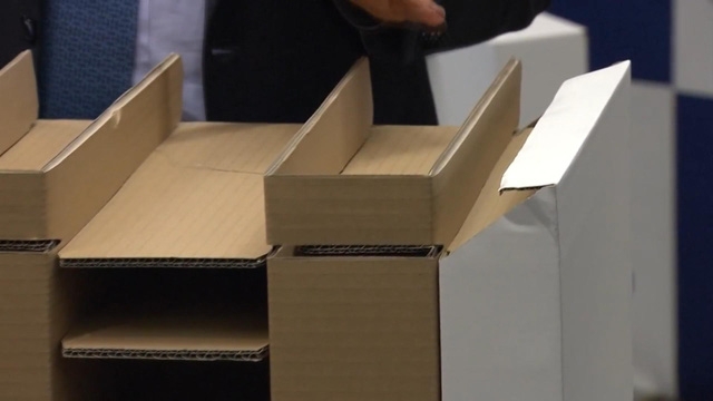 olympic 2020 van dong vien ngu tren giuong lam tu bia carton