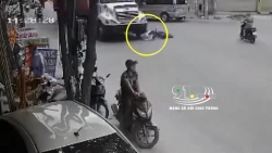 video xe tang lang lach tat dau o to con giua duong pho ha noi