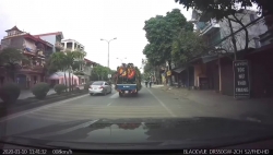 video hai hung xe may tu lao thang vao dau o to nguoi lai dap mat vao nap capo