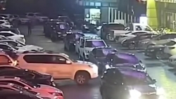 video xe dau keo vao cua au gay hoa cho container di nguoc chieu