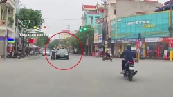 video hai hung xe may tu lao thang vao dau o to nguoi lai dap mat vao nap capo