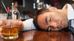 chong se bi phat tien neu bat vo o nha rua bat ngay tet