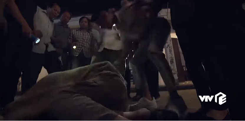 Cô gái nhà người ta tập 1: Viễn tỏ tình bằng... gà ngậm hoa hồng co gai nha nguoi ta tap 1 vien to tinh bang ga ngam hoa hong khoa bi bo tut quan danh