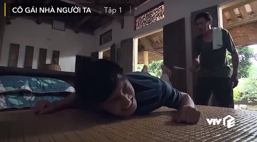 Cô gái nhà người ta tập 1: Viễn tỏ tình bằng... gà ngậm hoa hồng co gai nha nguoi ta tap 1 vien to tinh bang ga ngam hoa hong khoa bi bo tut quan danh