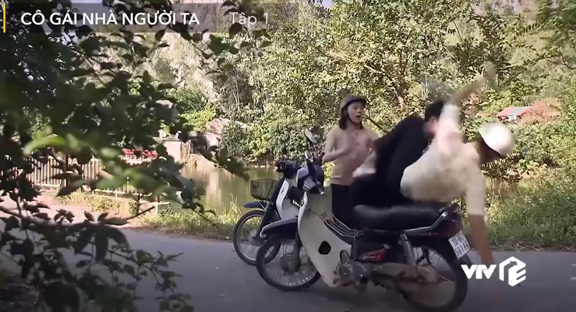 Cô gái nhà người ta tập 1: Viễn tỏ tình bằng... gà ngậm hoa hồng co gai nha nguoi ta tap 1 vien to tinh bang ga ngam hoa hong khoa bi bo tut quan danh