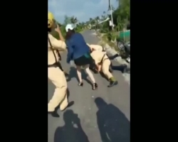 video su that vu nam thanh nien cam dao dung noi chuyen voi csgt