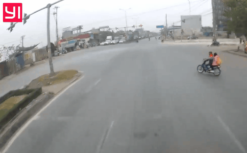 video nguoi dan ong di xe may bi dam vang vi co tat dau nu tai xe mercedes