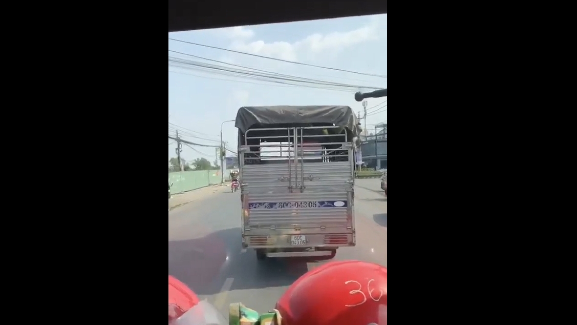 video lexus co tinh chen len voi phun nuoc khi linh cuu hoa dang tac nghiep
