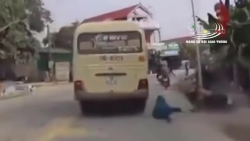 video mac ke xe cuu hoa hu coi uu tien tai xe nhat quyet khong chiu nhuong duong
