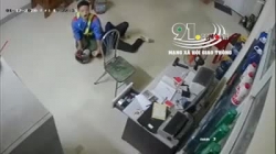 video phan no canh doi nam nu cuop thung bia cua ba cu giua ban ngay