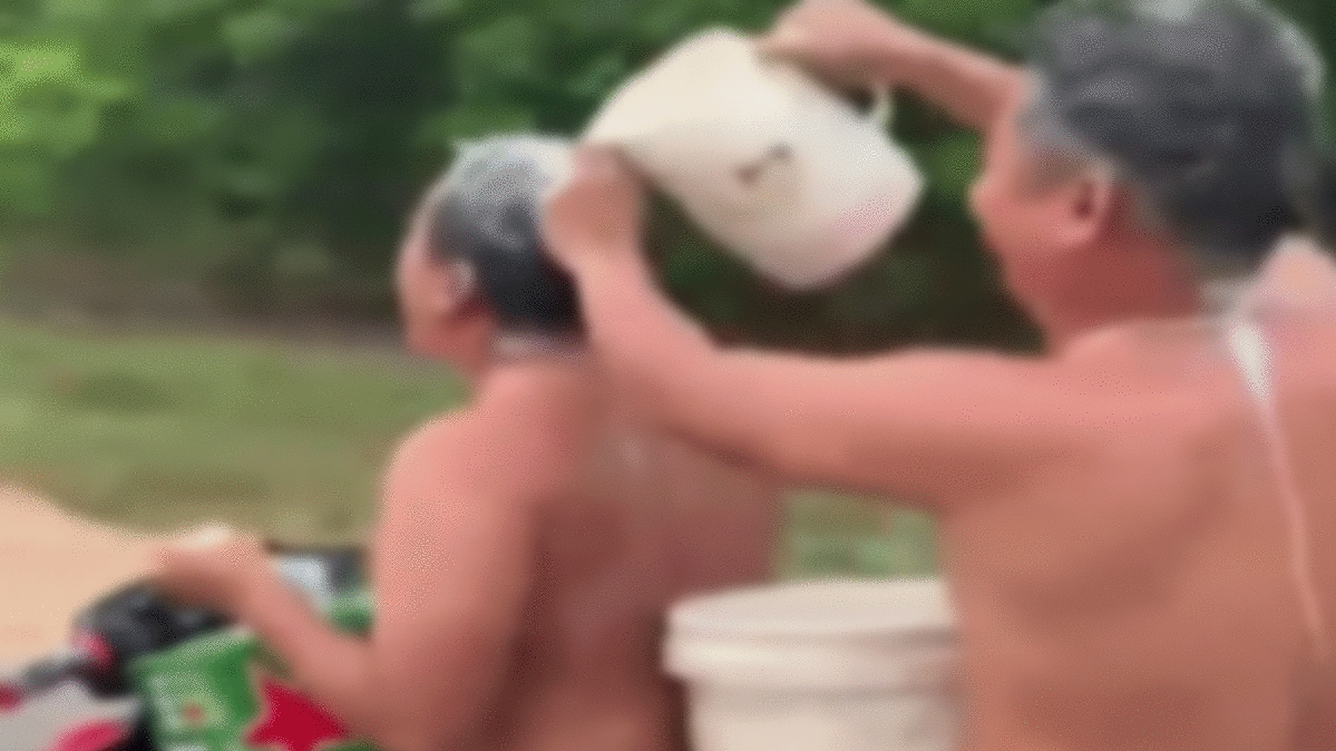 video dang cho con nho hai vo chong van khong quen trom xe may