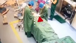 video dang cho con nho hai vo chong van khong quen trom xe may
