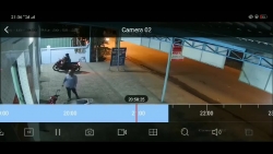Video: Đang chở con nhỏ, hai vợ chồng vẫn trộm xe máy