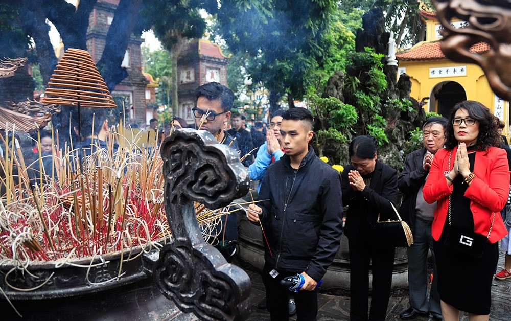 nguoi dan ha noi tp ho chi minh chen chan di chua cau may tet nguyen dan