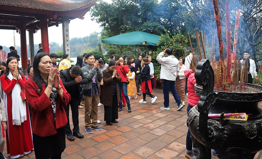 nguoi dan ha noi tp ho chi minh chen chan di chua cau may tet nguyen dan