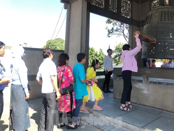 nguoi dan ha noi tp ho chi minh chen chan di chua cau may tet nguyen dan