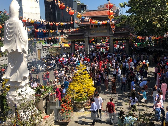 nguoi dan ha noi tp ho chi minh chen chan di chua cau may tet nguyen dan