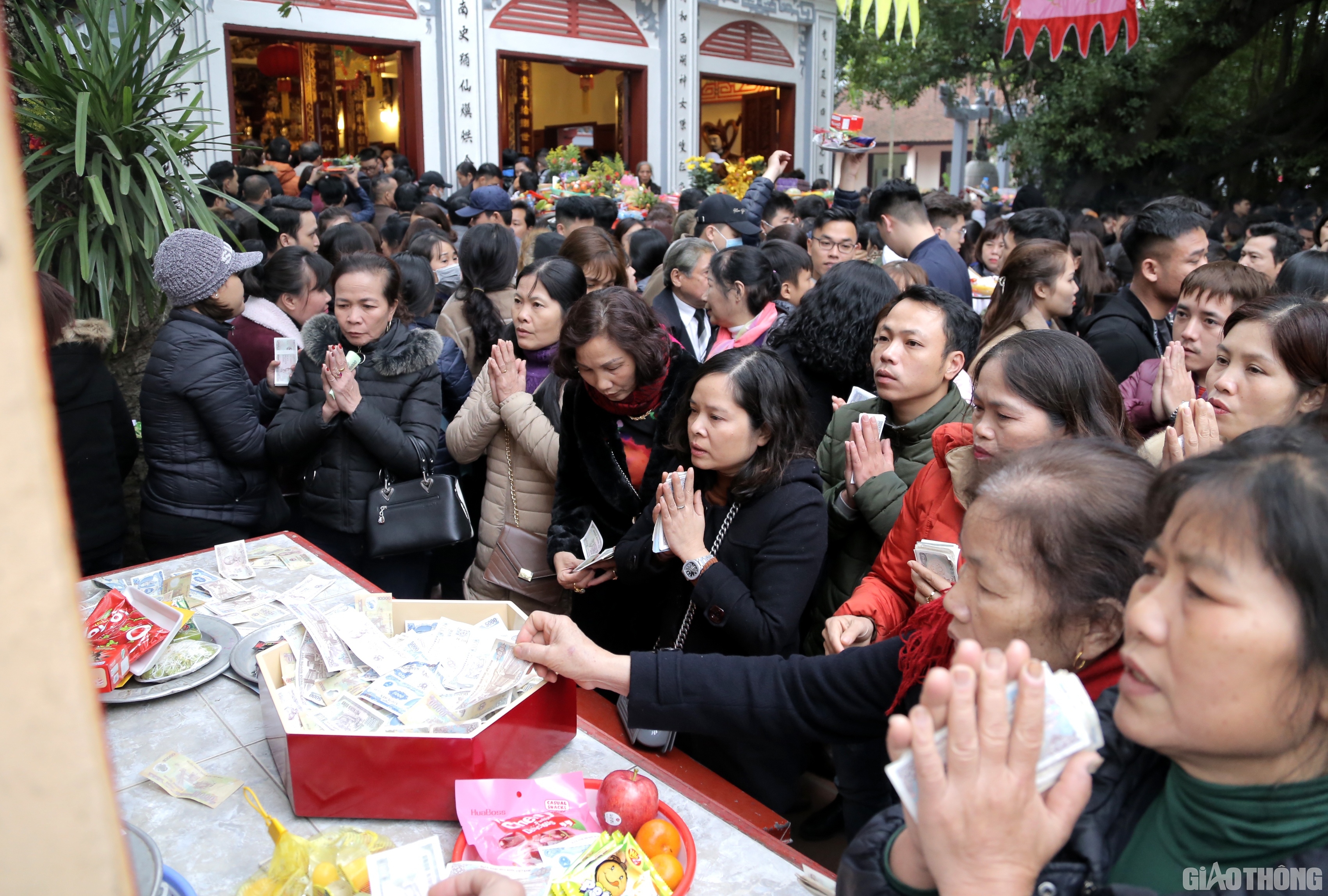 nguoi dan ha noi chen chuc den nghet tho di chua dau nam