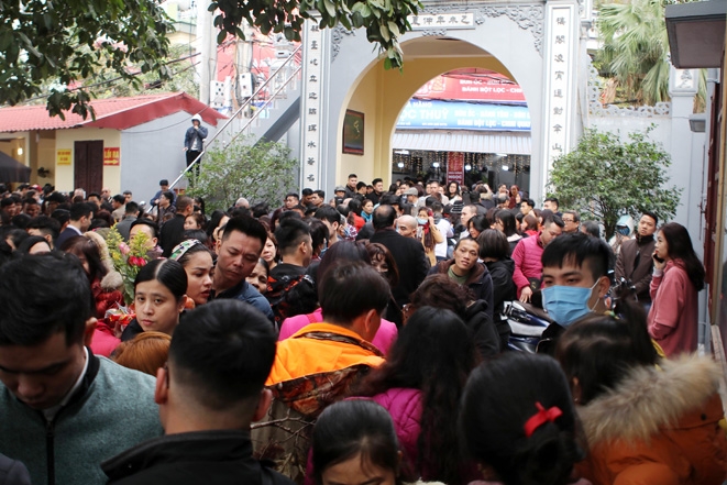 nguoi dan ha noi chen chuc den nghet tho di chua dau nam