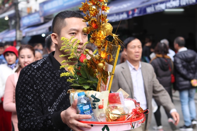 nguoi dan ha noi chen chuc den nghet tho di chua dau nam